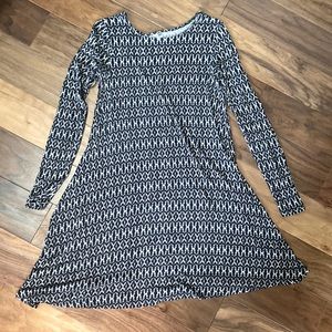 Black and white geometric design comfy long sleeve dress